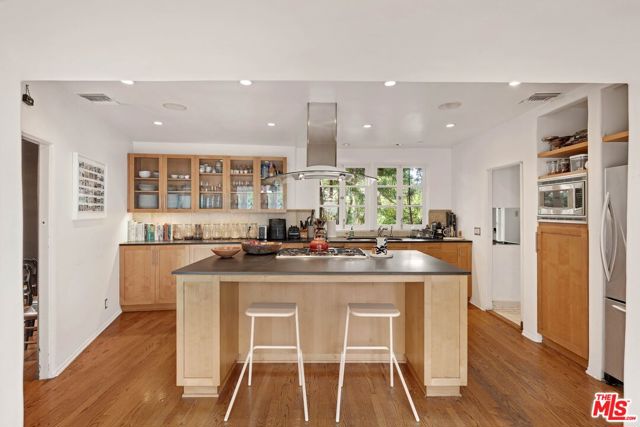902 S Highland Avenue, Los Angeles CA: https://media.crmls.org/mediaz/3ce4e3ab-d011-421a-8482-7333c72e6308.jpg