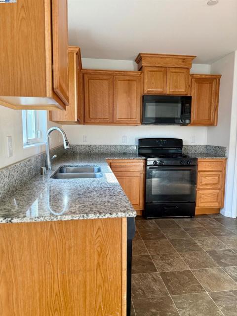 105 Harp Ct, Merced CA: https://media.crmls.org/mediaz/3ce5cfe9-e64b-48e3-bece-9be12f913681.jpg