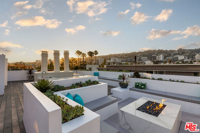 851 N Kings Road, West Hollywood CA: https://media.crmls.org/mediaz/3ce5ffea-308f-40b6-a4df-d2e0efe34b96.jpg