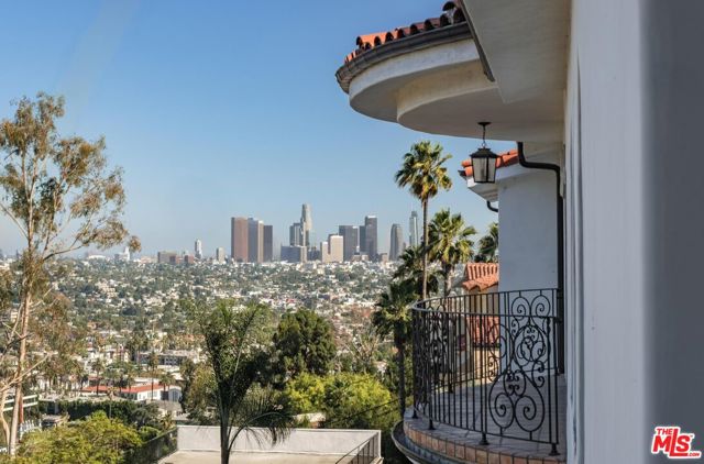 4733 Bonvue Avenue, Los Angeles CA: https://media.crmls.org/mediaz/3ce7524b-5564-4dee-8b7e-685ccab02420.jpg