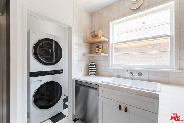 515 1/2 Rose Avenue, Venice CA: https://media.crmls.org/mediaz/3ce84f83-5a50-448b-9514-c611fbbef637.jpg
