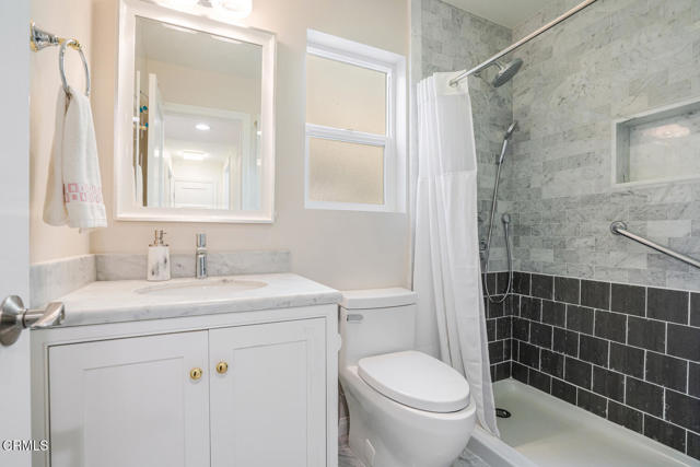 5040 Island View Street, Oxnard CA: https://media.crmls.org/mediaz/3ce868ea-e135-4b93-8712-4af4db765e09.jpg