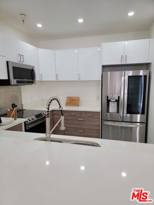 625 S Berendo Street, Los Angeles CA: https://media.crmls.org/mediaz/3ce8ab7f-1f22-494e-9067-df92b592c18b.jpg