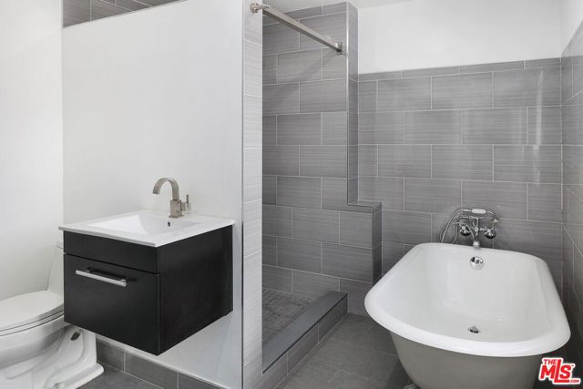 8629 Franklin Avenue, Los Angeles CA: https://media.crmls.org/mediaz/3cea050e-e0d1-434f-b7f5-52e8027f486d.jpg