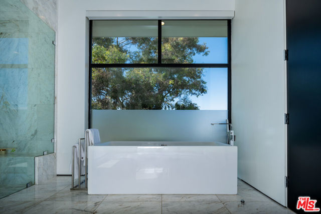 8356 W 4th Street, Los Angeles CA: https://media.crmls.org/mediaz/3ceb9791-f797-4407-b3b7-314ef061f98b.jpg