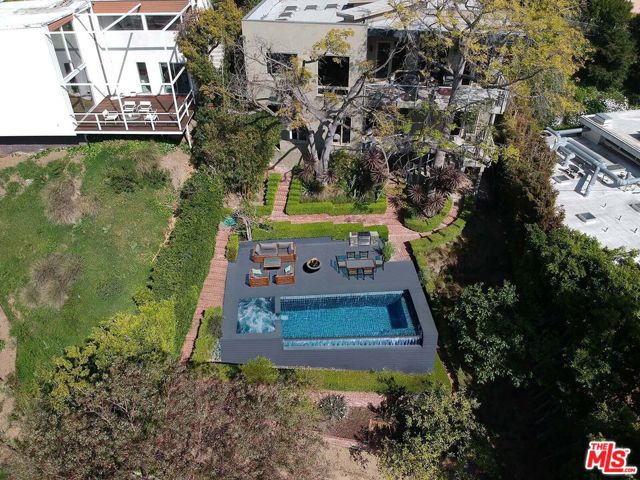 1415 Summitridge Drive, Beverly Hills CA: https://media.crmls.org/mediaz/3ceba69e-2d5b-42e0-a92f-ed5277eb0a62.jpg