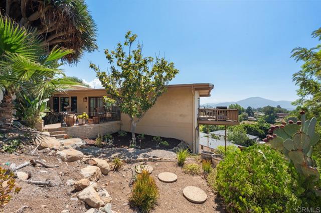 Detail Gallery Image 5 of 72 For 4814 Rushville Ln, La Mesa,  CA 91941 - 5 Beds | 2/1 Baths