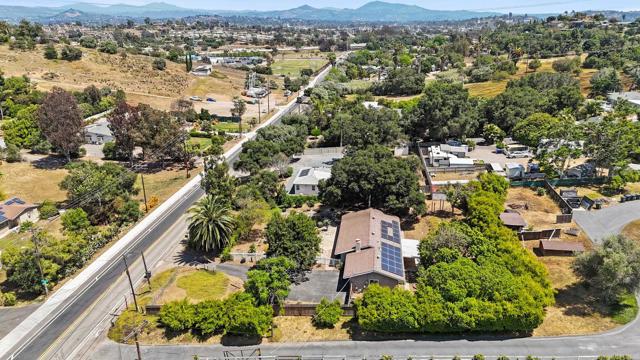 1471 Rock Springs, Escondido CA: https://media.crmls.org/mediaz/3ced4cfc-2142-45b0-b39f-3a903844a475.jpg