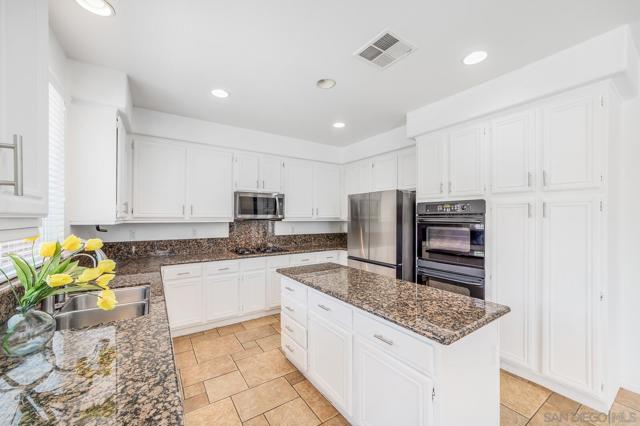 37434 Lumiere Avenue, Murrieta CA: https://media.crmls.org/mediaz/3ced57e4-cb0a-472b-ad78-1dc2f0c74389.jpg