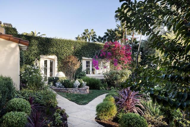 6977 Las Colinas, Rancho Santa Fe CA: https://media.crmls.org/mediaz/3ced6128-af93-4d9c-8ce6-06ea442909b5.jpg