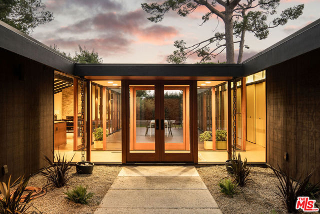 2050 La Fremontia Street, South Pasadena CA: https://media.crmls.org/mediaz/3cedbd53-0c11-42b0-9848-3f42fe301959.jpg