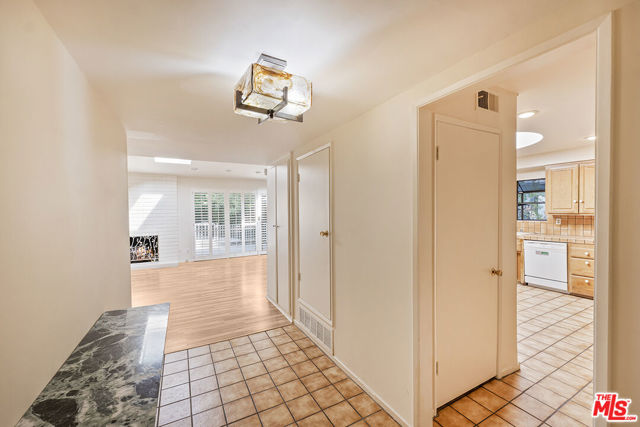 24041 Mariano Street photo 4