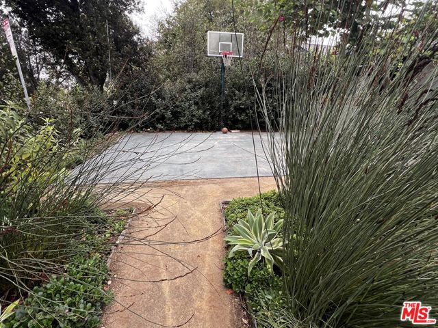 5105 Morella Avenue, Valley Village CA: https://media.crmls.org/mediaz/3cee1eb1-f450-4e14-811d-a4de2ec96214.jpg