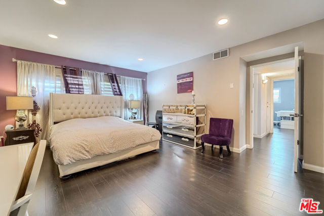 910 S HOLT Avenue, Los Angeles CA: https://media.crmls.org/mediaz/3ceef18f-028a-447b-980e-29f3d77e79e2.jpg