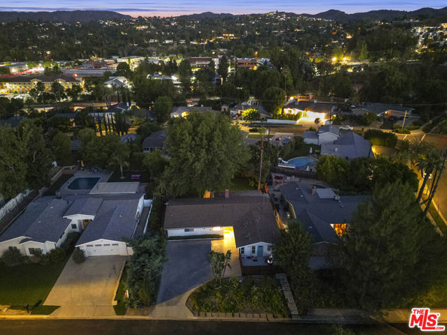 20338 Coulson Street, Woodland Hills CA: https://media.crmls.org/mediaz/3ceeff6b-99cf-43d3-b7f0-26f28f78600e.jpg