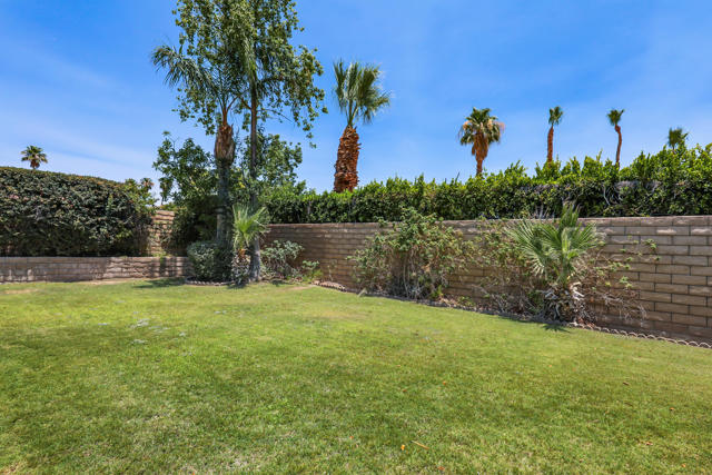 2450 Quincy Way, Palm Springs CA: https://media.crmls.org/mediaz/3cef1707-8259-46b1-8e35-596431a8c5ba.jpg