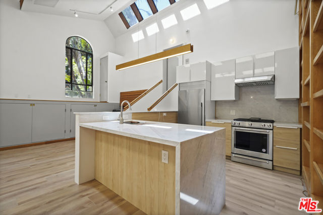 28828 Selfridge Dr, Malibu CA: https://media.crmls.org/mediaz/3cef2305-81d5-44ed-9b60-e25a648de2a6.jpg