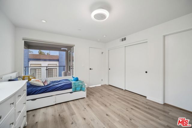 11821 W Holly Way, Valley Village CA: https://media.crmls.org/mediaz/3cf05981-7652-4431-8beb-30fa0efc8aa0.jpg