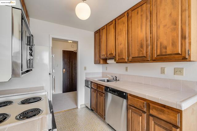 5177 Diamond Heights BLVD, San Francisco CA: https://media.crmls.org/mediaz/3cf0674a-8813-42f9-b25b-8b24fafd4066.jpg