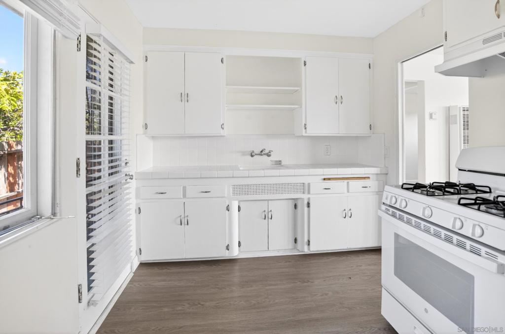 2324 Chatsworth - photo 6