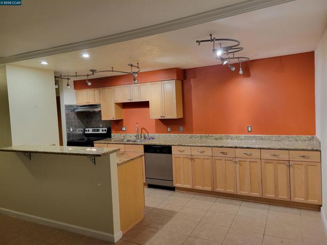 590 El Dorado, Oakland CA: https://media.crmls.org/mediaz/3cf231db-de51-4a57-a09a-dfea1403cb25.jpg
