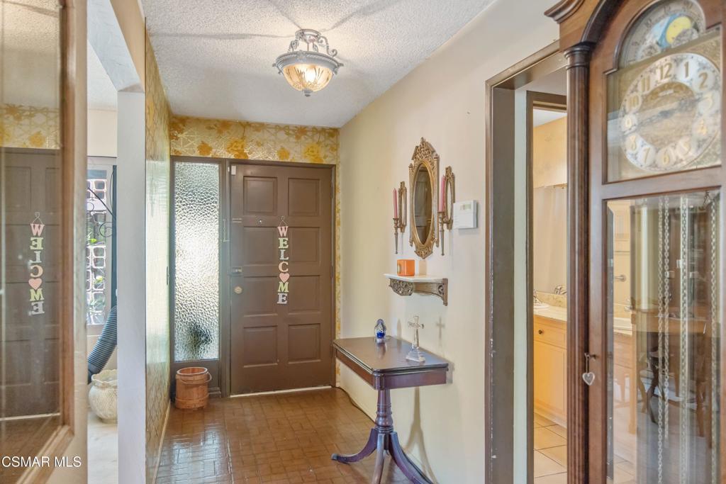 https://media.crmls.org/mediaz/3cf2be64-0137-4530-a38b-993443515de1.jpg?preset=X-Large