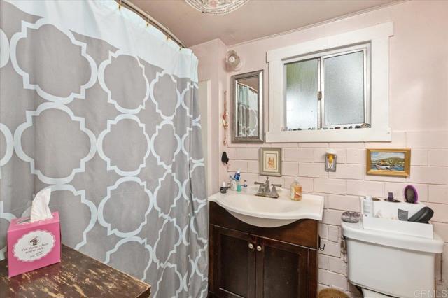334 Date Avenue, Carlsbad CA: https://media.crmls.org/mediaz/3cf36325-2365-4866-a3c1-39caf5bb04cd.jpg