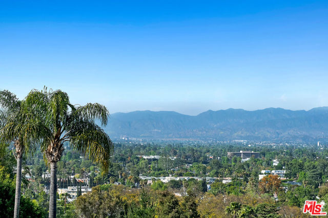 4025 Weslin Avenue, Sherman Oaks CA: https://media.crmls.org/mediaz/3cf3f13e-f1ac-4637-a560-2bd0fb533b8a.jpg