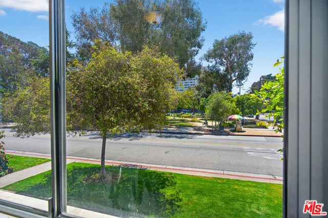 1101 Lincoln Boulevard, Santa Monica CA: https://media.crmls.org/mediaz/3cf40455-effe-4393-8153-f534acb932d4.jpg