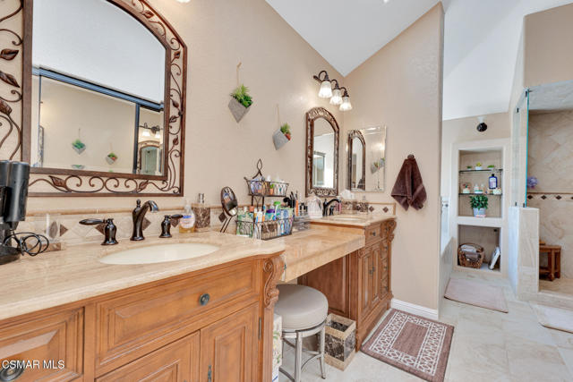 4542 Skidmore Court, Moorpark CA: https://media.crmls.org/mediaz/3cf486b0-d0f3-4476-86ae-b70d9d8efad2.jpg