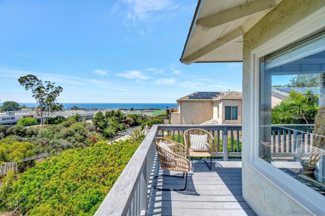 1211 W Muirlands Dr, La Jolla CA: https://media.crmls.org/mediaz/3cf50ba4-bd44-4a62-b663-2850b9d8f310.jpg