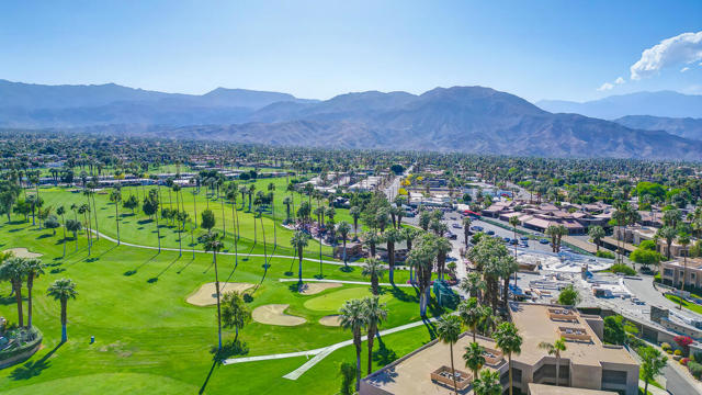 73879 Club Circle Dr, Palm Desert CA: https://media.crmls.org/mediaz/3cf52c9b-323b-42b4-8cd2-e6822bdcfd3f.jpg