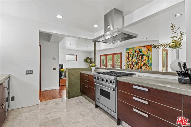 3234 Hillock Drive, Los Angeles CA: https://media.crmls.org/mediaz/3cf55a50-8fea-48c5-b58f-6c8a3c214df4.jpg