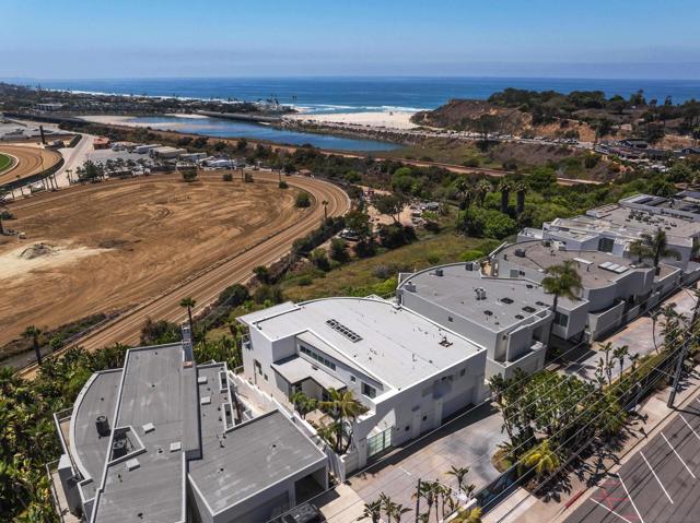 121 Via De La Valle, Del Mar CA: https://media.crmls.org/mediaz/3cf77957-fe77-4179-80bd-41d30ec83b39.jpg