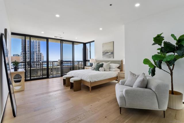 700 Front St, San Diego CA: https://media.crmls.org/mediaz/3cf78482-b62b-4826-801e-cd9c2c9e06fb.jpg