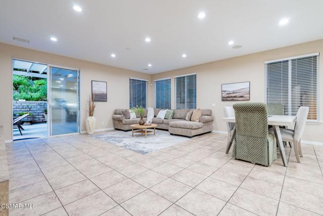535 Winncastle Street, Simi Valley CA: https://media.crmls.org/mediaz/3cf80878-0938-4d4d-ac40-9ceaae963bba.jpg