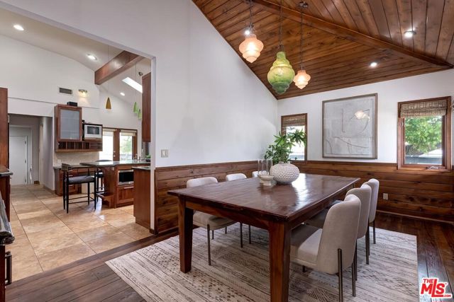 3201 Maplewood Avenue, Los Angeles CA: https://media.crmls.org/mediaz/3cf82b0c-49b0-45e0-aabb-ac122fb21b54.jpg