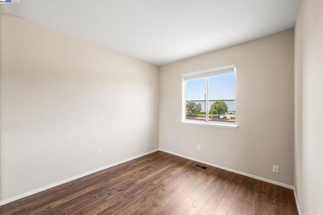 1970 Knollcrest Ln, Tracy CA: https://media.crmls.org/mediaz/3cf8db50-37c3-4739-a307-1e6f96a63ec6.jpg