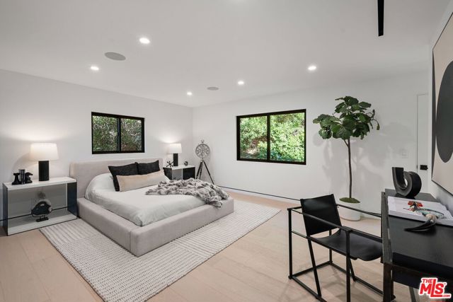3290 N Knoll Drive, Los Angeles CA: https://media.crmls.org/mediaz/3cf94a4a-cbab-457c-9748-22e8ec7fff1e.jpg