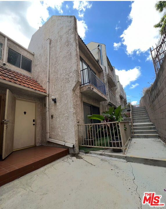 931 New Depot Street, Los Angeles CA: https://media.crmls.org/mediaz/3cf97917-1b72-4429-9da4-1e94450e65c1.jpg