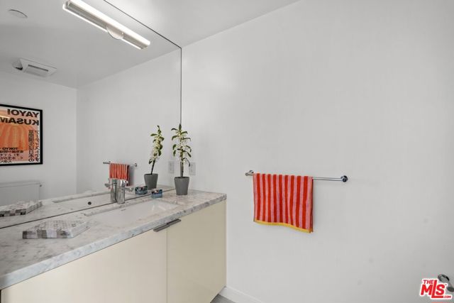 7917 Willoughby Avenue, Los Angeles CA: https://media.crmls.org/mediaz/3cfa8216-cdbe-4ffb-bceb-0cd8d2f329f1.jpg