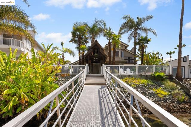 5090 Double Point Way, Discovery Bay CA: https://media.crmls.org/mediaz/3cfaab97-02a5-4a01-9019-1a8237d35ebb.jpg