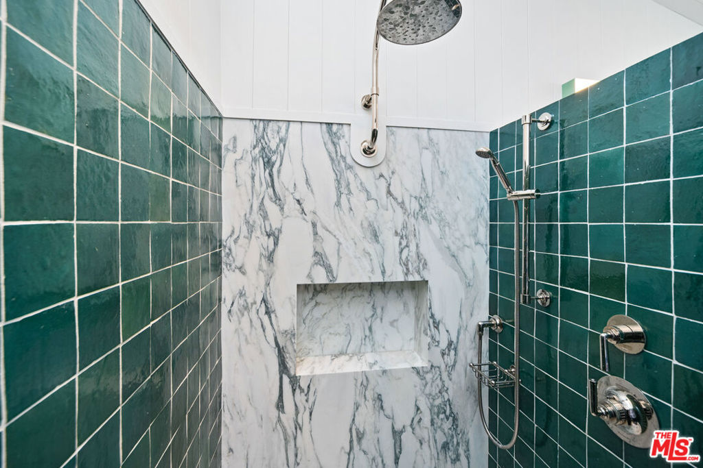 https://media.crmls.org/mediaz/3cfc62d4-0ec8-4007-baae-abc0581d4d70.jpg?preset=X-Large