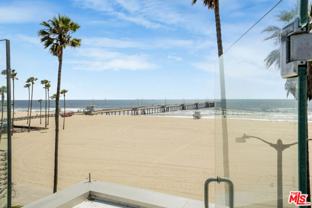 2911 Ocean Front Walk, Venice CA: https://media.crmls.org/mediaz/3cfc77ec-8aa3-4b35-be38-292849ec0e18.jpg