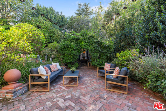 3827 Carnavon Way, Los Angeles CA: https://media.crmls.org/mediaz/3cfe1136-3e0d-4255-b003-93a016323169.jpg