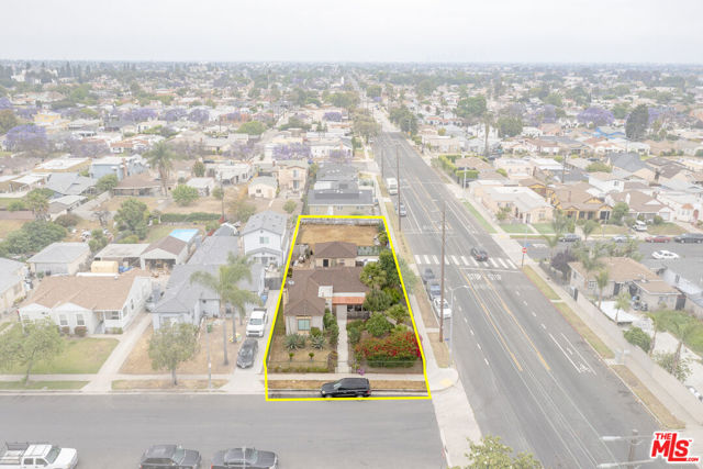 701 W 112th Street, Los Angeles CA: https://media.crmls.org/mediaz/3cfe5965-2c22-4ec3-b0b2-b2f8bbebd67f.jpg