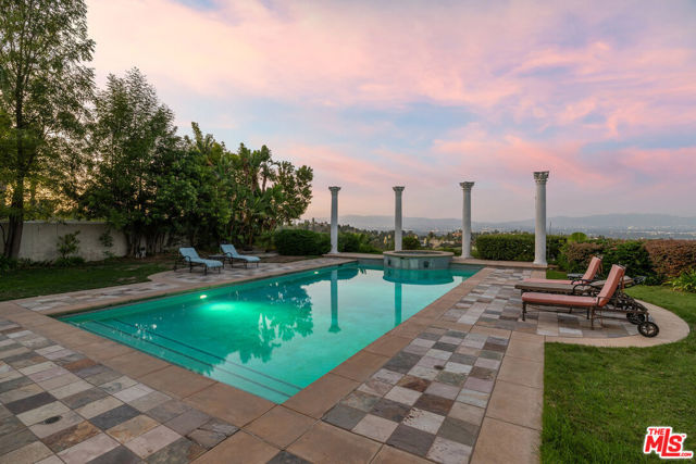 19016 Devonport Lane, Tarzana CA: https://media.crmls.org/mediaz/3cfee83c-f9f2-43cb-ae61-fd84336aff9e.jpg