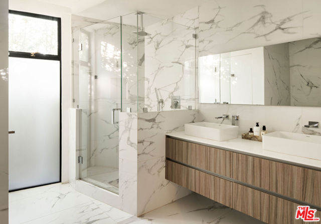 2048 N Beverly Drive, Beverly Hills CA: https://media.crmls.org/mediaz/3cff1c23-969e-4a8d-9e35-662b806923c5.jpg