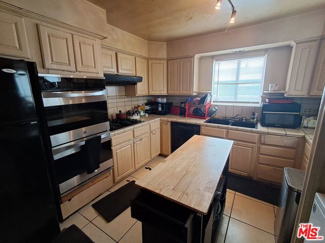 1048 W 125th Street, Los Angeles CA: https://media.crmls.org/mediaz/3d00297a-7366-4fa4-ac3b-bf3865f3fb70.jpg