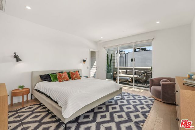 3724 1/2 Vinton Avenue, Los Angeles CA: https://media.crmls.org/mediaz/3d002cef-205c-4108-a1a2-44bfb4989719.jpg
